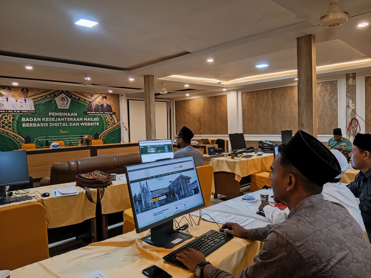 Badan Kesejahteraan Masjid (BKM) Masjid Besar Taqarrub Pirak Timu menjadi salah satu peserta dalam kegiatan Pembinaan BKM Berbasis Digital dan Website yang digelar oleh Dinas Syari’at Islam (DSI) Kabupaten Aceh Utara di Wisma Kuta Karang Lama, Lhokseumawe, Senin (15/12/2025).